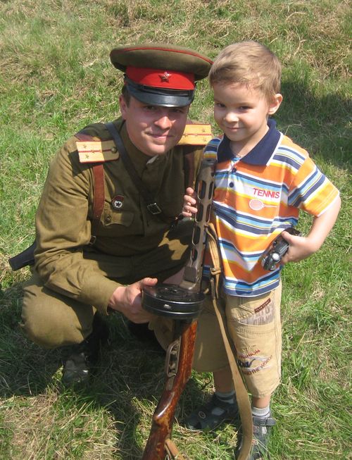 В.Попов с сыном на реконструкции