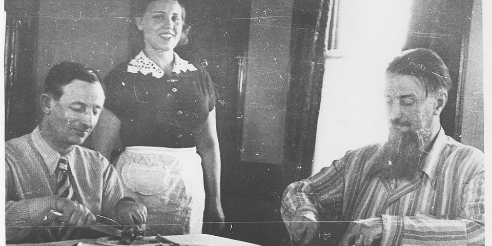 Завтрак-в-служебном-вагоне.-На-фото-Ю.Б.-Харитон.jpeg Завтрак-в-служебном-вагоне.-На-фото-Ю.Б.-Харитон.jpeg