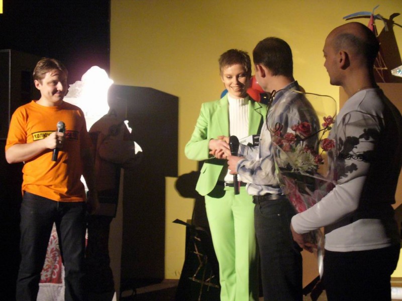 Формоза вручает приз снегурке