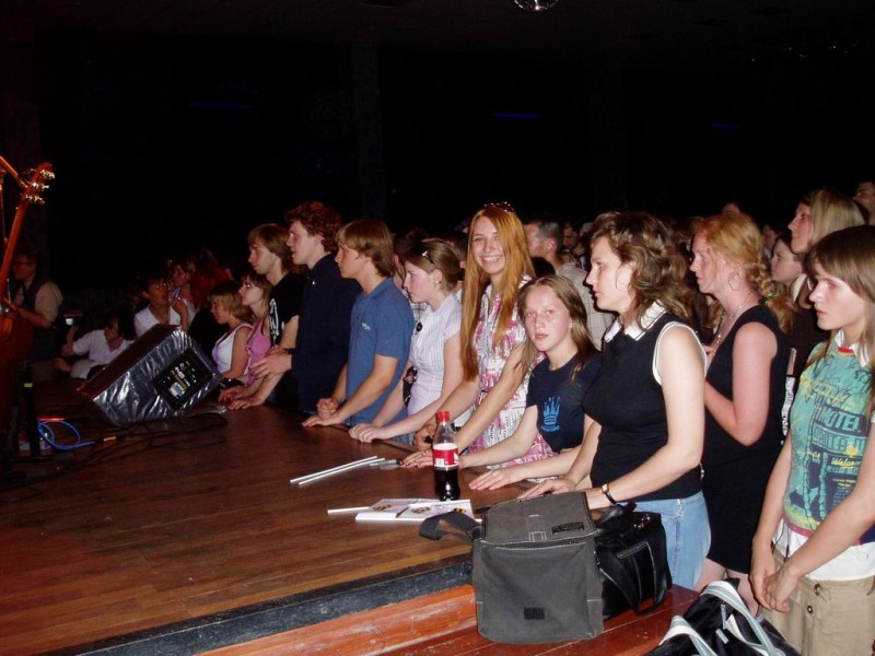 Со зрителями