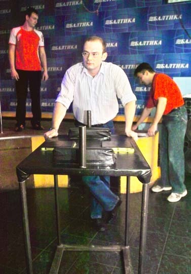 Главный судья соревнований, Ярослав задумчиво смотрит в будущее саровского армрестлинга.