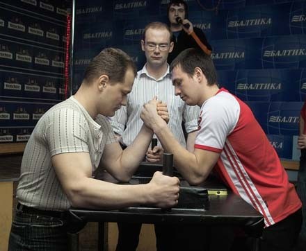 Тот, что справа - Михаил, чемпион среди любителей. Пришел. Увидел. Победил. Ушел с дивиди-плеером подмышкой.