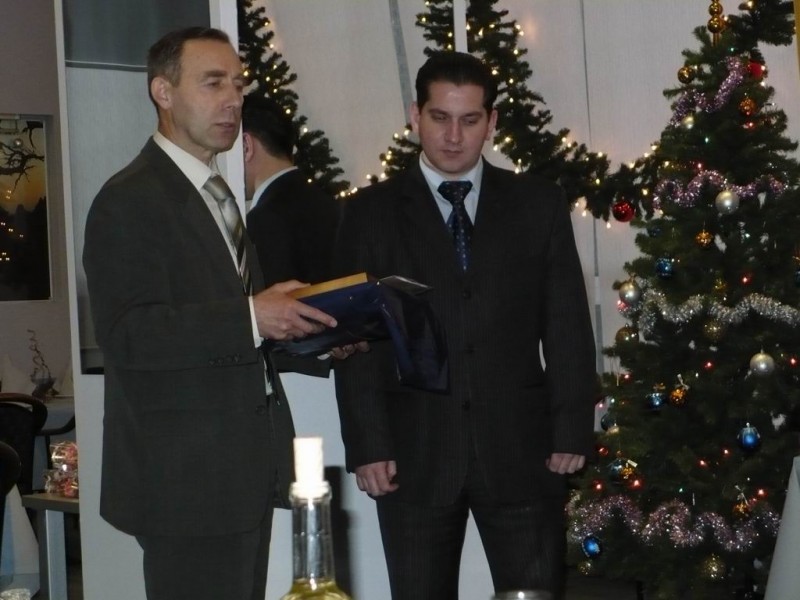 Вручение подарка директору ГК