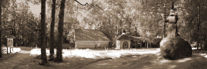 памятник Серафиму Саровскому