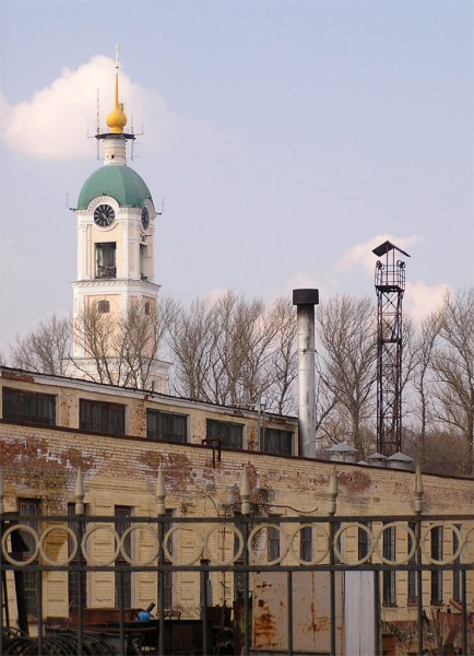 Вид на башню со стороны завода