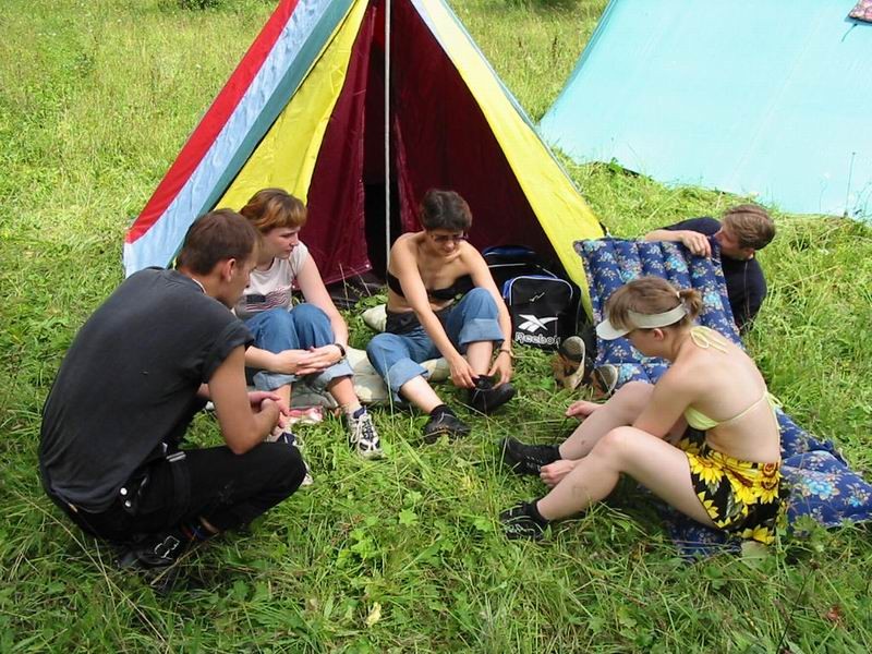 Расстановка палаток и надувка матрасов