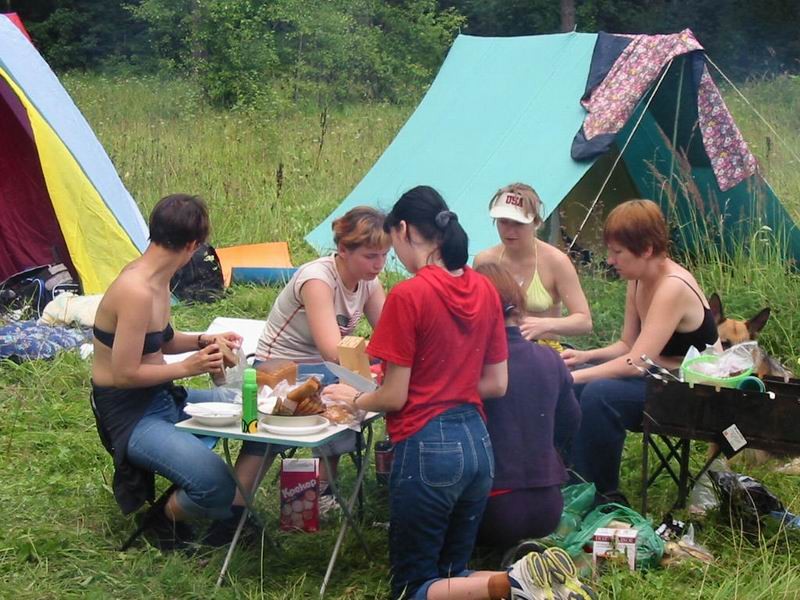 Женская половина режет пищу