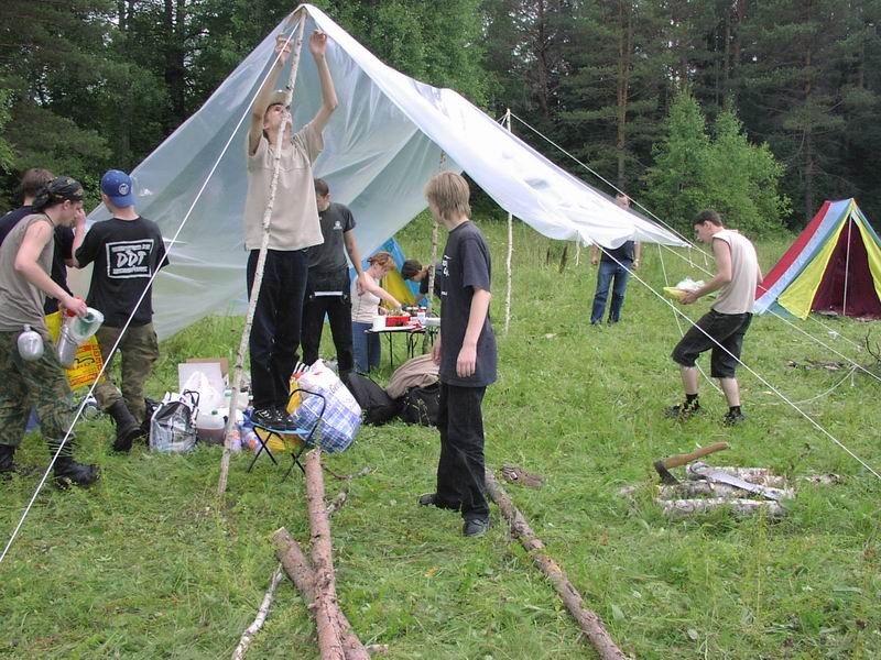 Чтобы тент не сдуло, его следует привязать