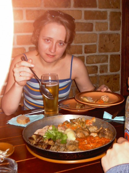 Вишня питается