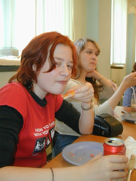 Девушки жуют.