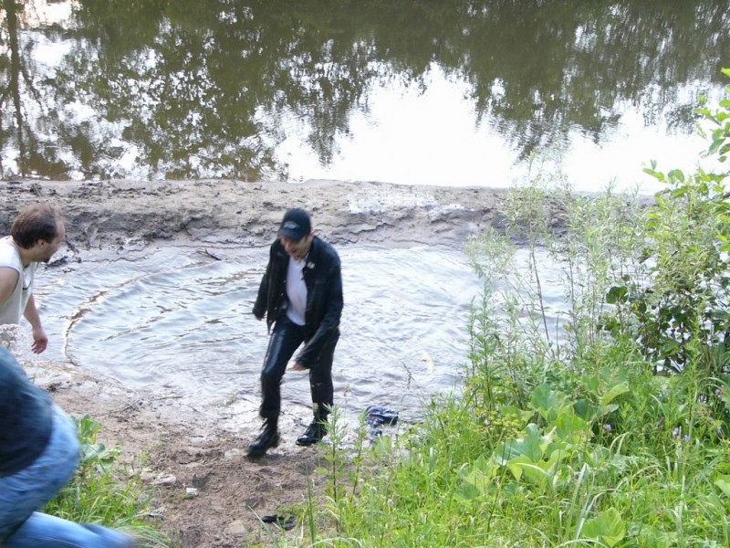 Мокрый Мартин вылезает из реки