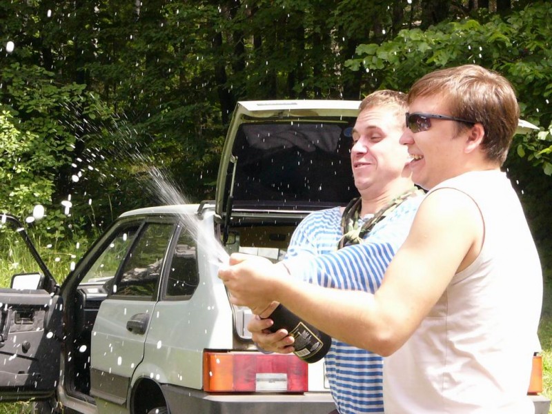 Green и Sergius обливают BadBlock'a шампанским