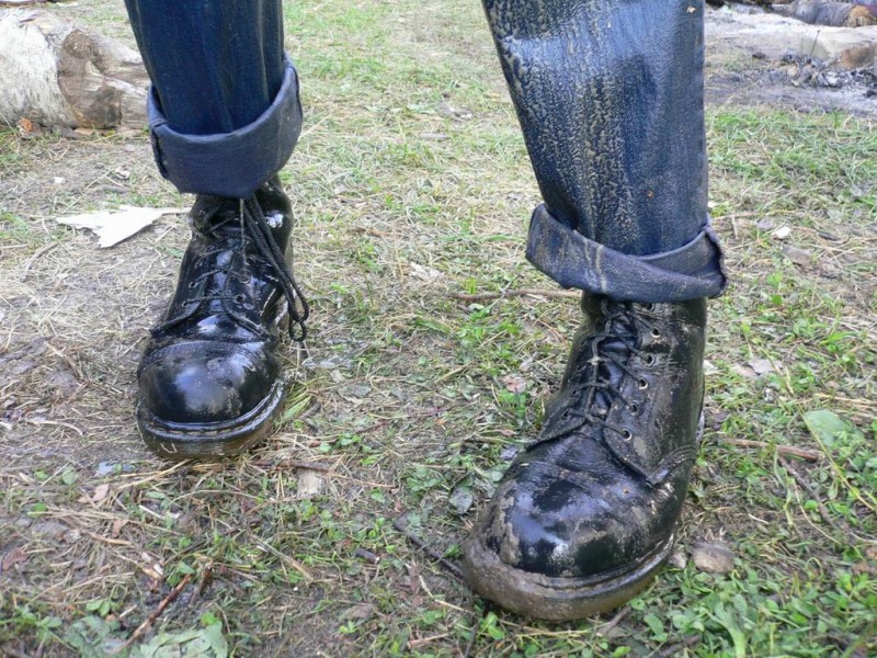 Ботинки и брюки Мартина из реки