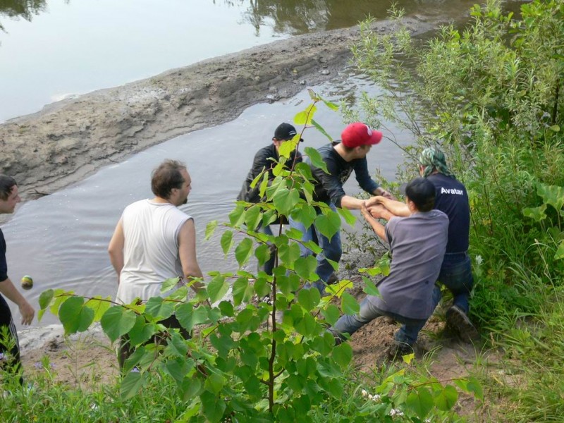 Мартин утаскивает в воду Hawk'a и Avatar'a