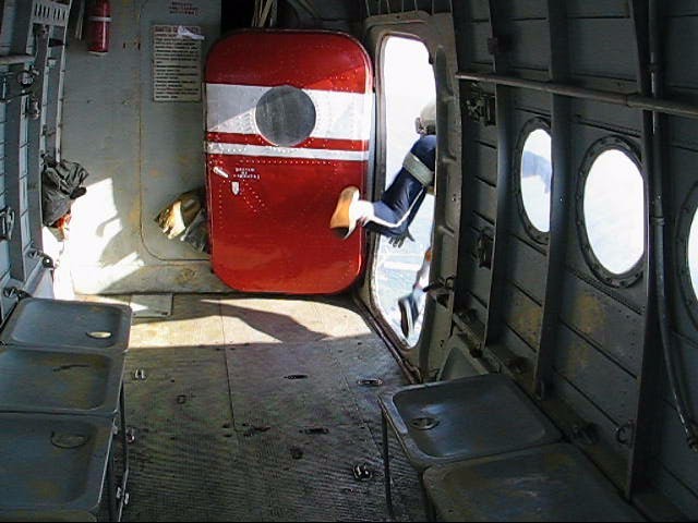 Выпускающий покидает борт